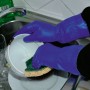 Gants showa résistants aux hydrocarbures.